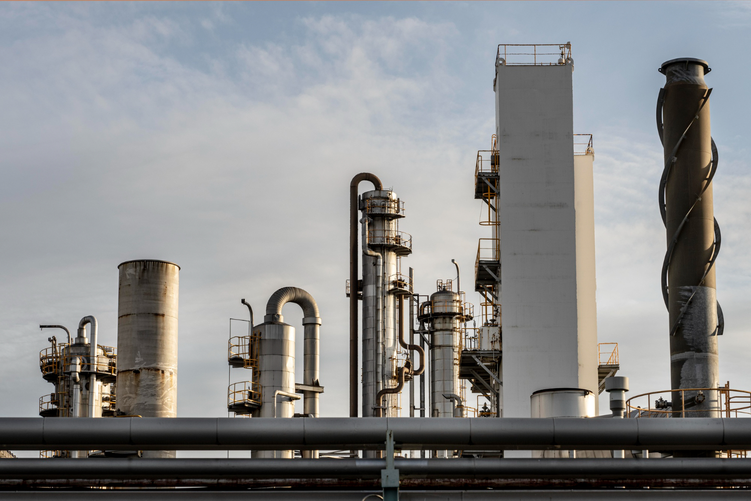 Industrial crude oil distillery plant with multiple distillation columns
