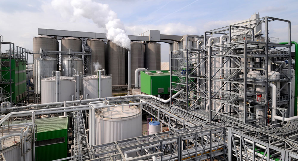 Distillation plant with heating, condensation and separation systems