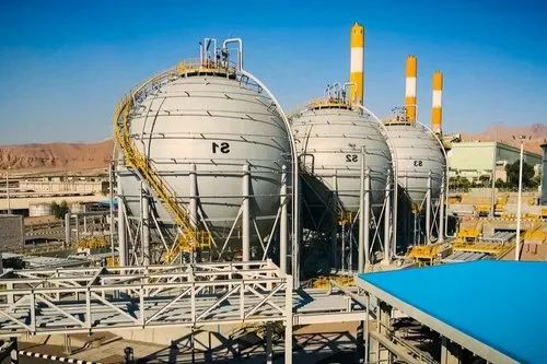 Essential oil extraction plant with steam generation and distillation units