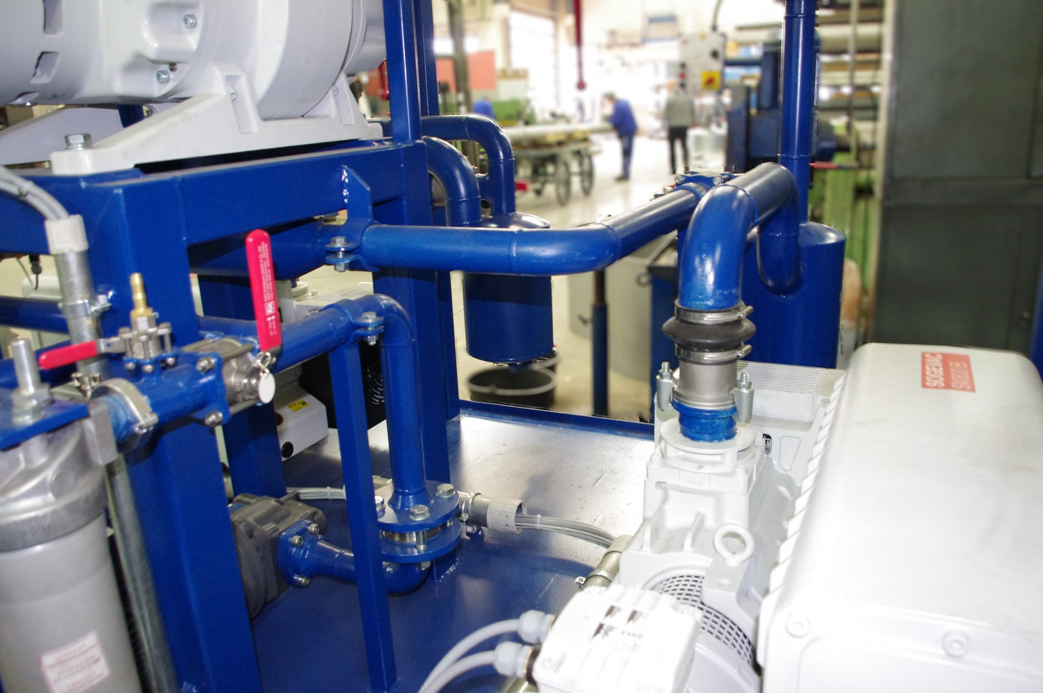 Industrial oil filtration plant with purification equipment