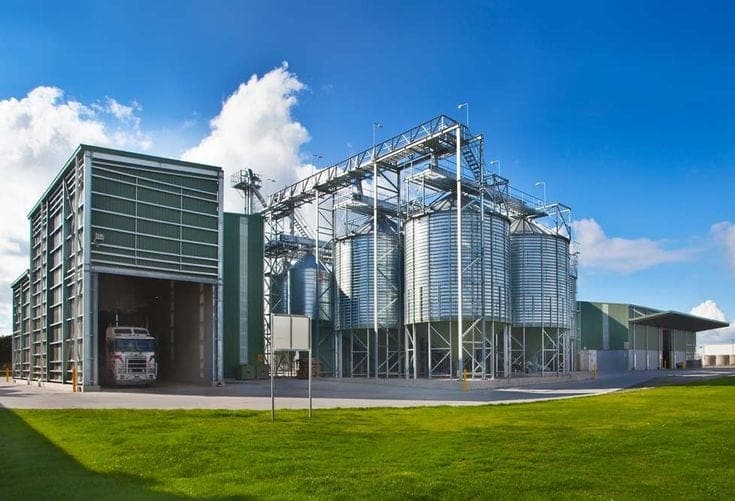 Industrial distillation plant with columns and process equipment
