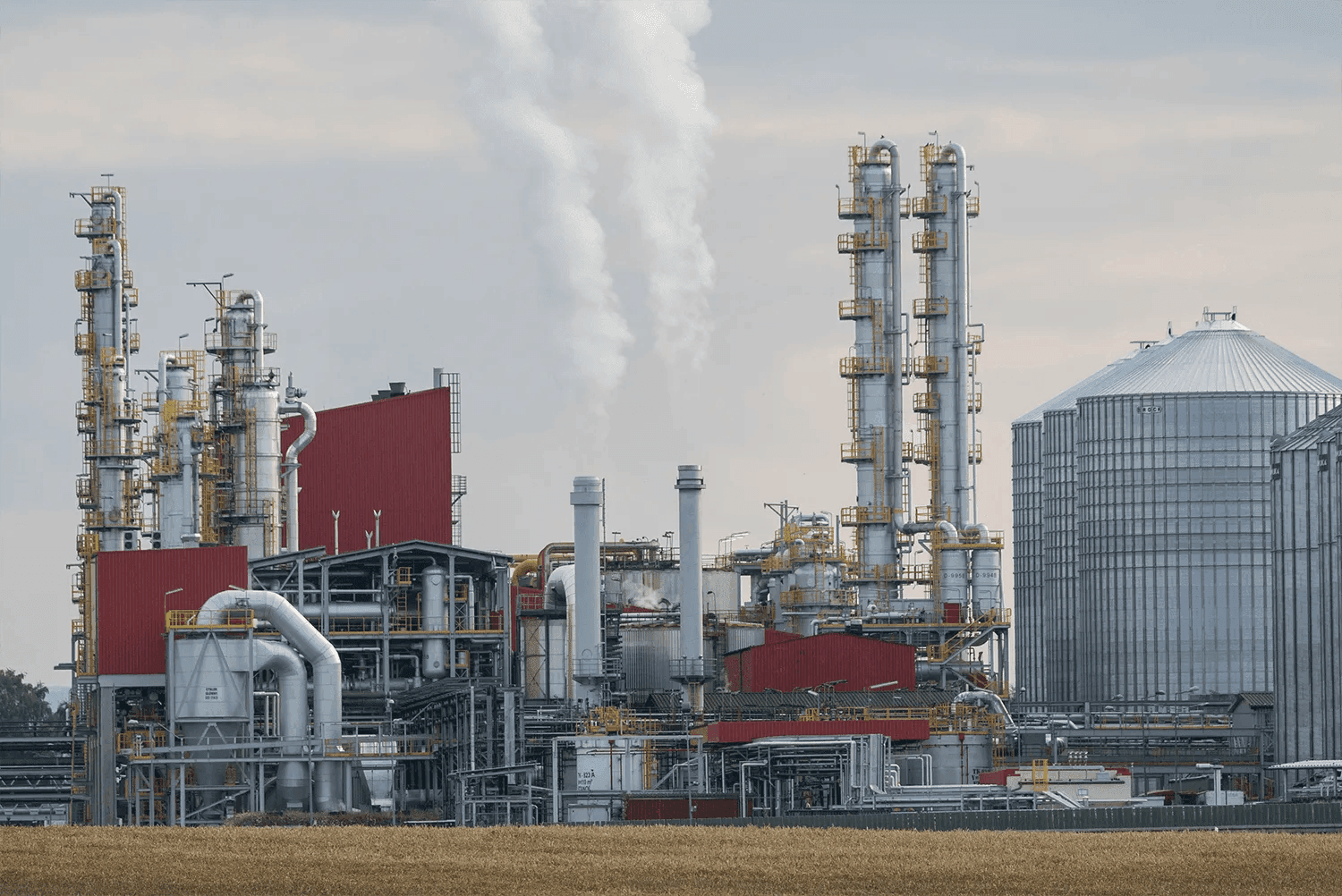 Modern lubricant manufacturing plant with blending and processing systems